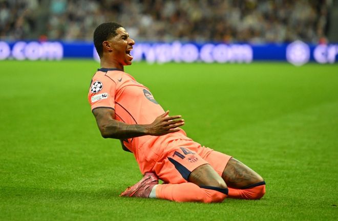 球队集体围着他庆祝太治愈